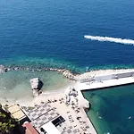 Resort Pine Bay