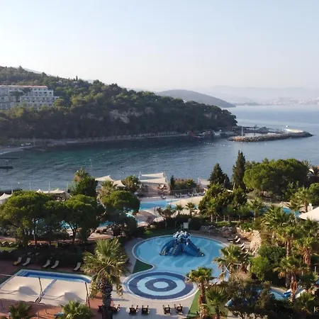 Resort Pine Bay