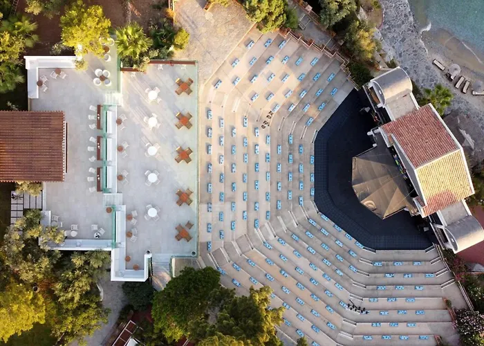 אתר נופש Pine Bay 5*